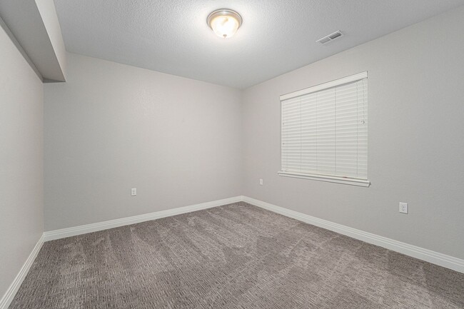 Building Photo - 3 bed/3 bath Amazing House close to Stanle...