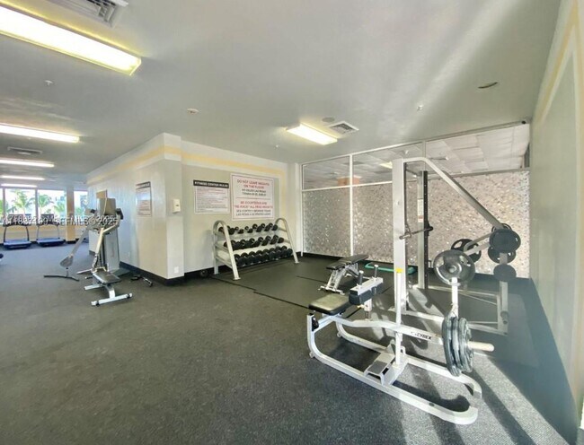 Building Photo - 400 Kings Point Dr