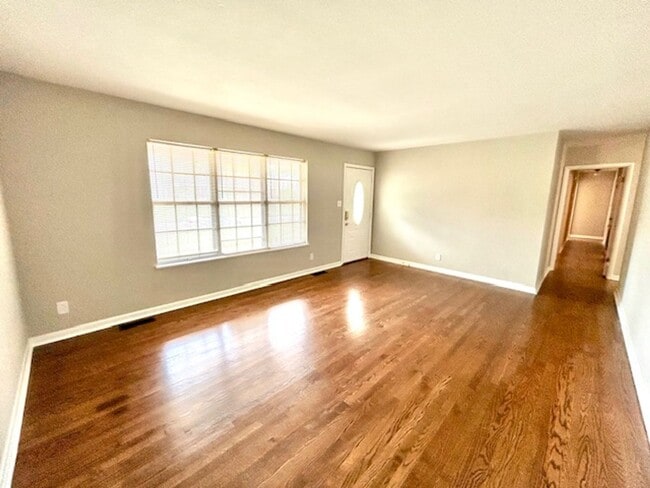 Building Photo - $500 Move In Special-or-$100 off monthly r...