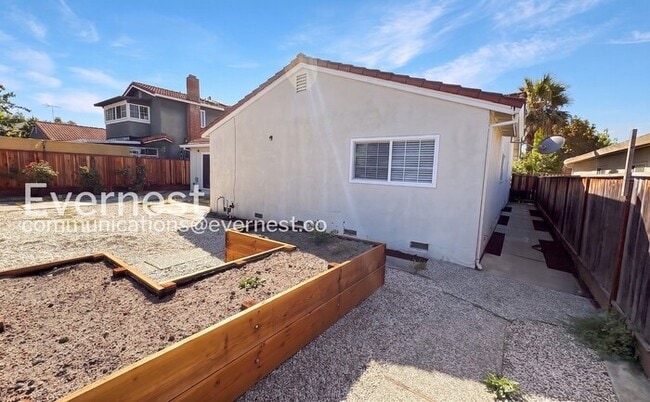 Building Photo - 4-Bed/2-Bath Home /Available Now!