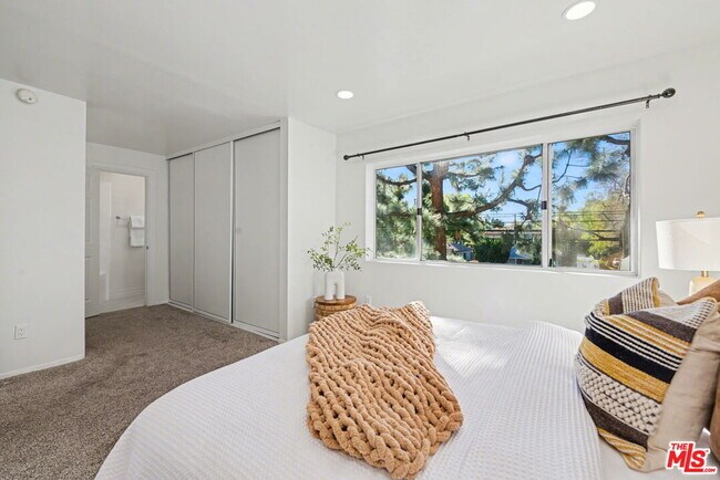 Building Photo - 14850 Hesby St