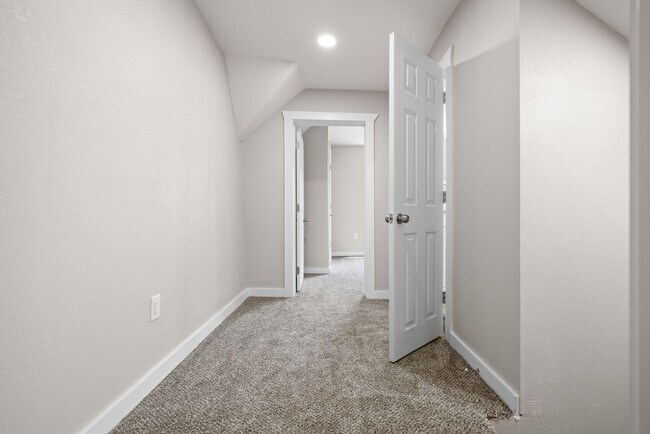 Building Photo - FIRST MONTHS RENT IS FREE! Beautiful remodeled home in Bolivar located near the square! 3 bedroom...