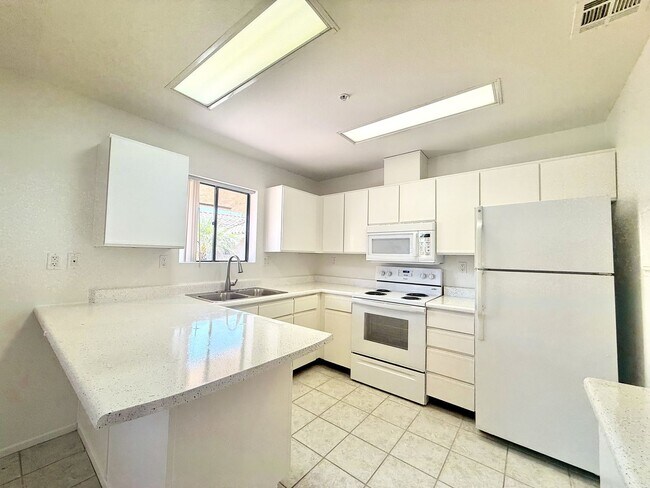 Building Photo - AVAILABLE NOW!! 1 Bedroom 1 Bathroom!! 55+ Apartment in Palm Desert