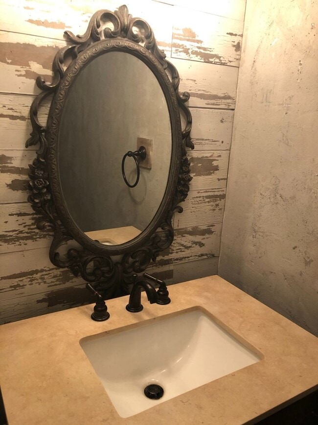 Building Photo - Wonderful 3B/2.5Ba Home that Backs to Peac...