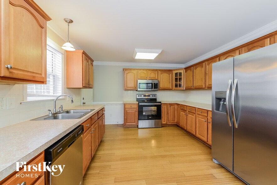 Building Photo - 5819 Willowdale Dr