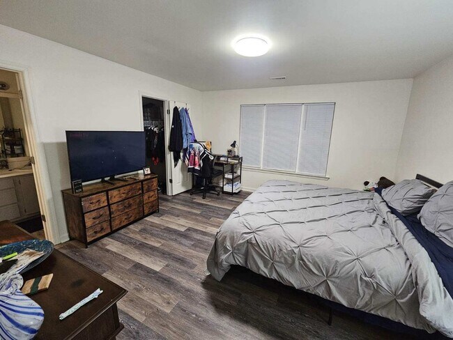 Building Photo - Charming, centrally located, 3 Bed 2 Bath ...