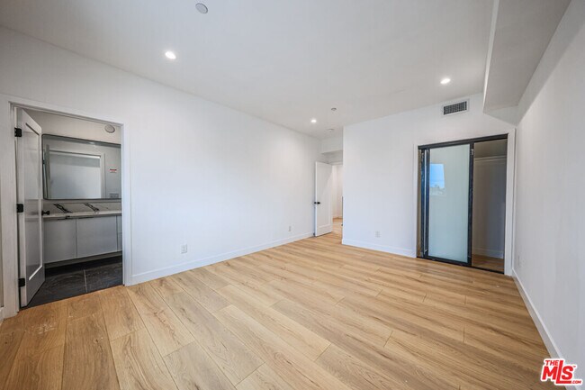 Building Photo - 1525 S Carmelina Ave