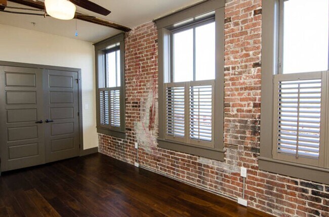Building Photo - C Street Loft Available Mid August