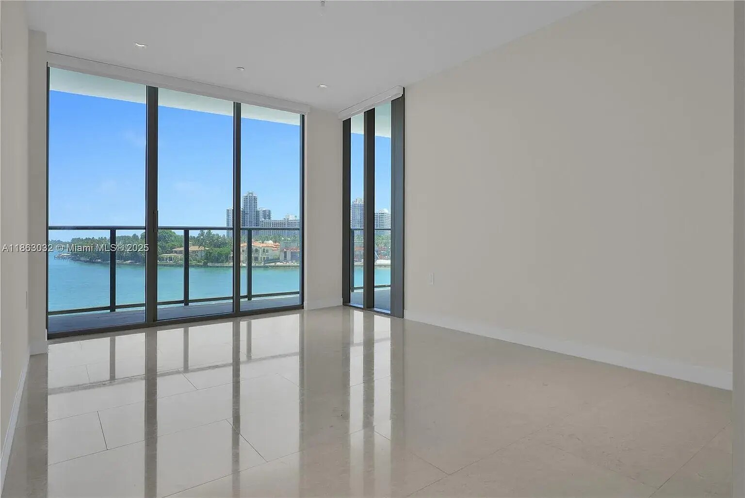 Building Photo - 1135 Bay Dr