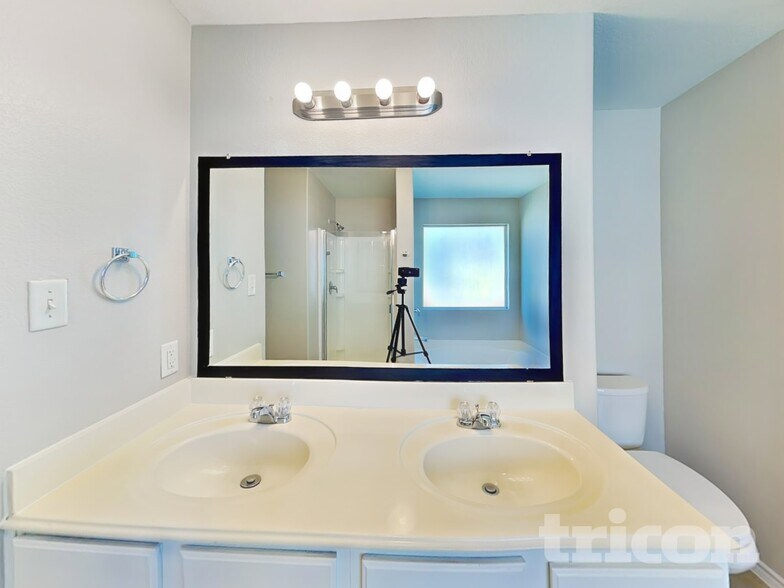 Building Photo - 408 Foliage Cir