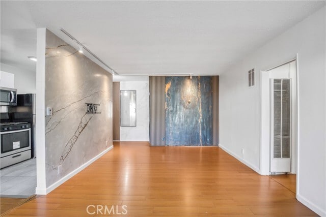 Building Photo - 6643 De Longpre Ave