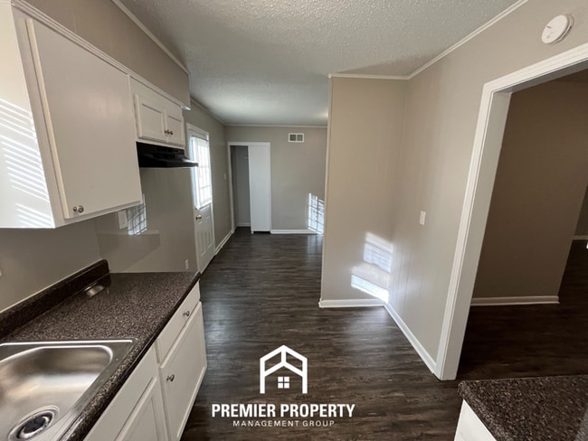 Building Photo - 3265 Starsdale St