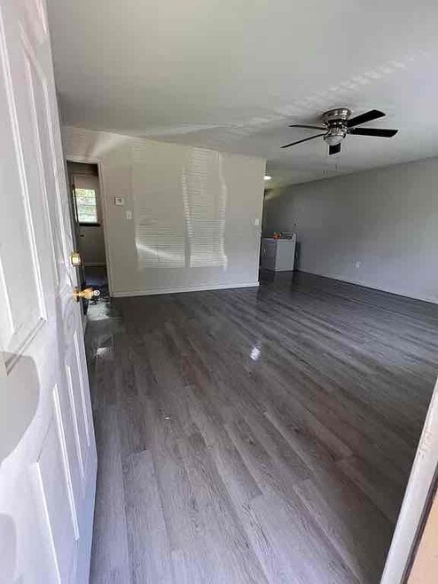 Building Photo - 905 E 7th St