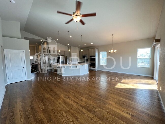 Building Photo - Grand Overlook to the Mountains!