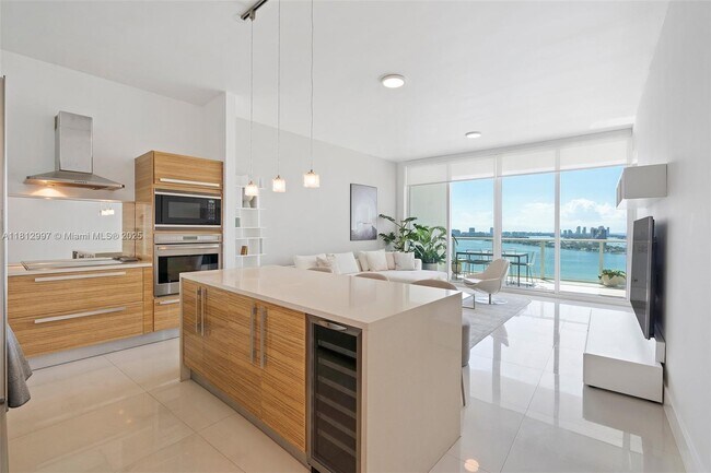 Building Photo - 2020 N Bayshore Dr