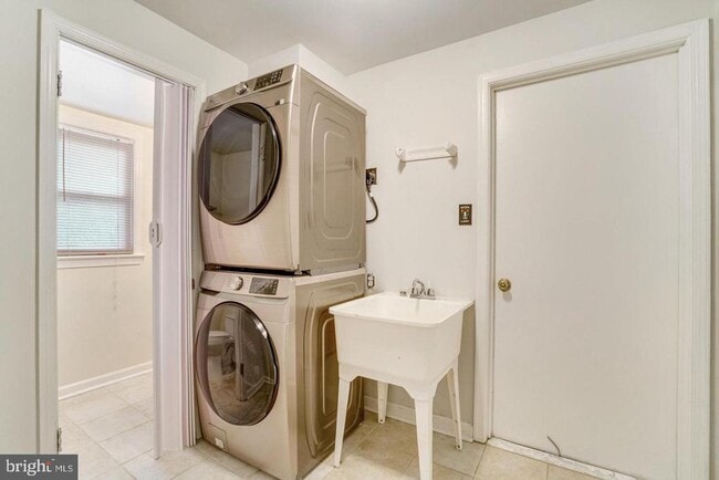 Building Photo - 9821 Hampton Ln