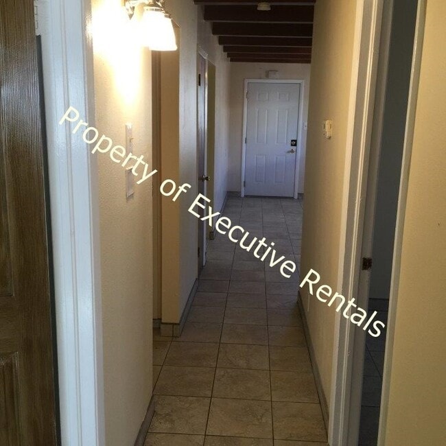 Building Photo - 2324 E Idaho Ave