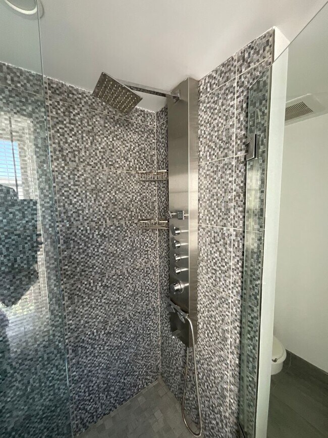 Building Photo - 624 Catharine St