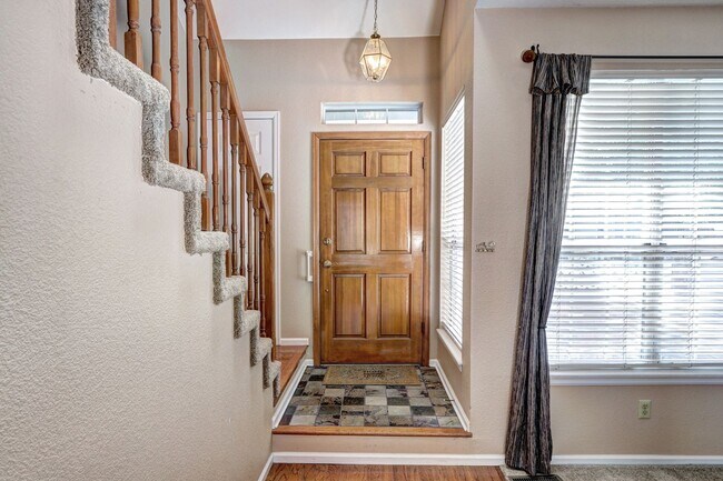 Building Photo - 2bed 2 bath townhome located in the Southp...