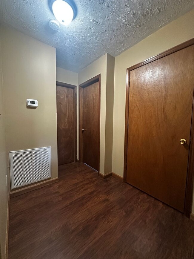 Building Photo - E. Morristown - 2 bed/1 bath duplex with b...