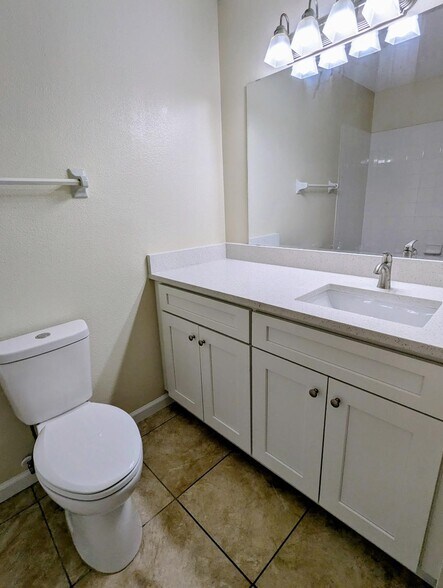 Building Photo - 662 Kenwick Cir