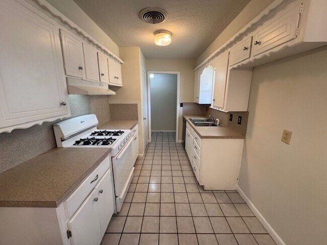 Building Photo - 3 bed 2 bath in a great neighborhood in Norman, Refreshed and ready for move in, 200 0ff by May 1st!