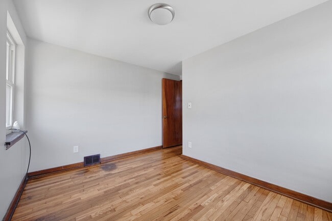Building Photo - 1437 Lincoln Way