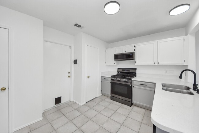 Building Photo - 403 Willow W Dr