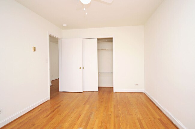 Building Photo - Student-Friendly Ivy Rd Apartment Near Foo...