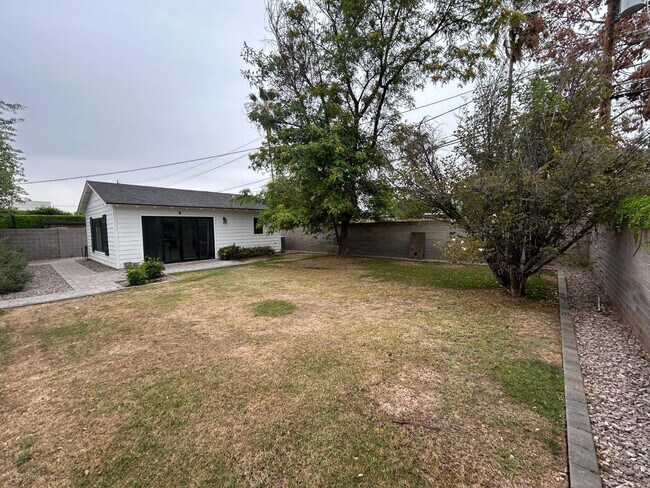 Building Photo - 4016 E Avalon Dr