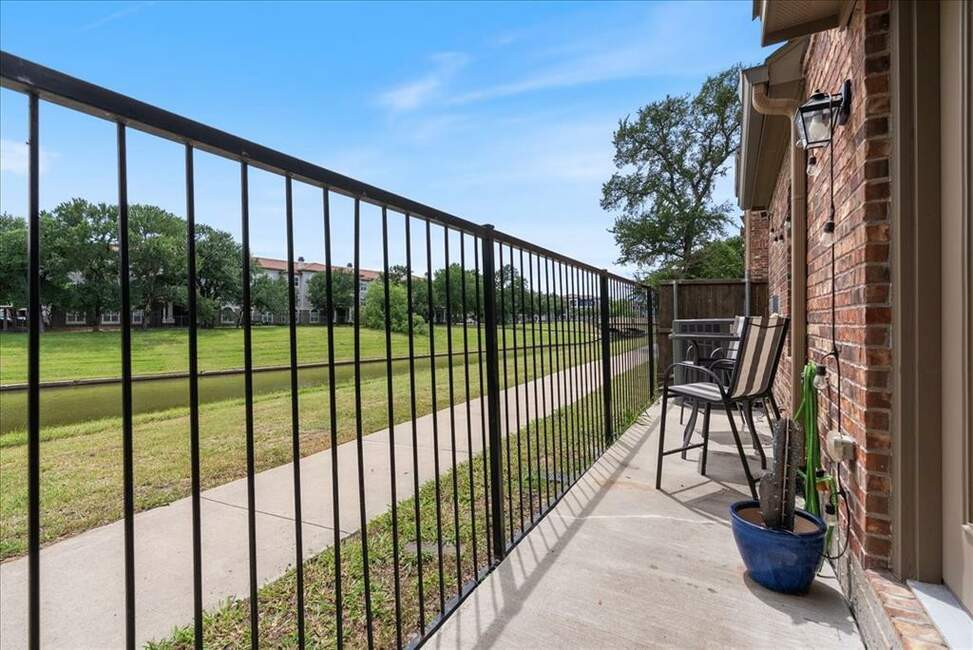 Building Photo - 556 Waterloo Dr
