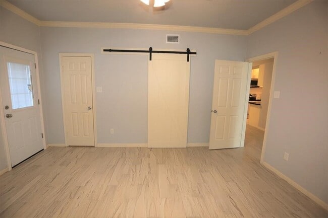 Building Photo - 2255 Braeswood Park Dr