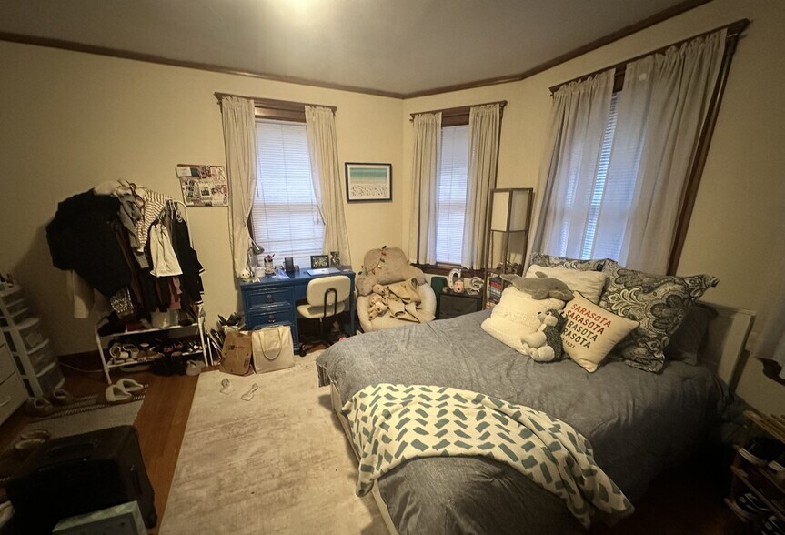 Building Photo - 31 Iroquois St