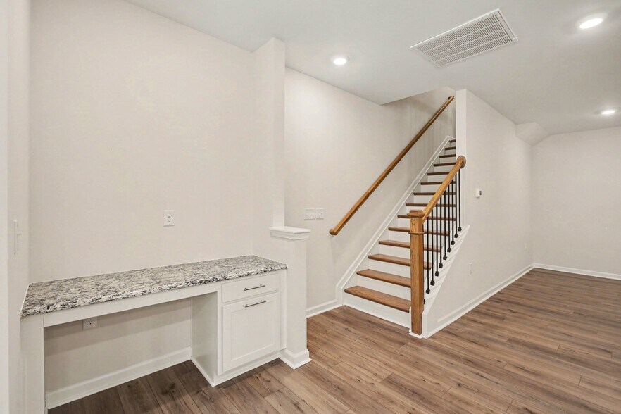 Building Photo - 909 Falls Grove Trl
