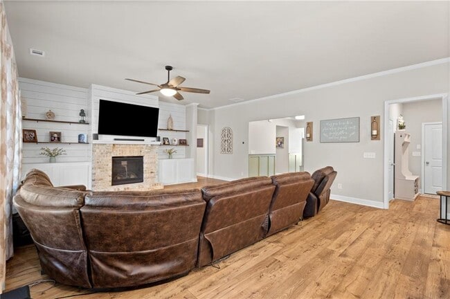 Building Photo - 2121 Charmond Dr