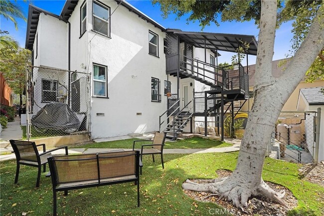 Building Photo - 2822 1/2 Waverly Drive Unit