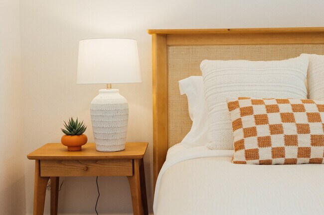 Building Photo - 4866 Hillside Dr