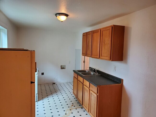 Building Photo - 319 Woodford Ave