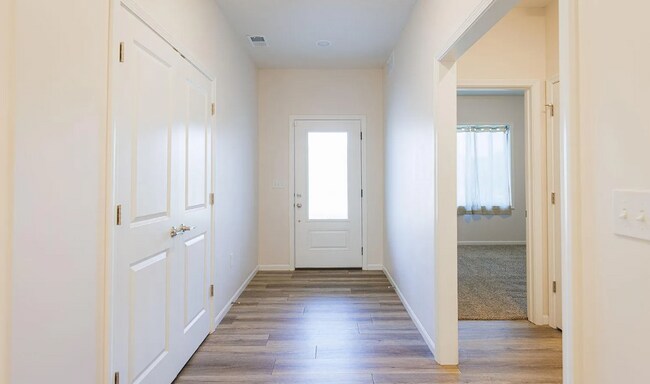 Building Photo - Don't miss out on this beautiful home!