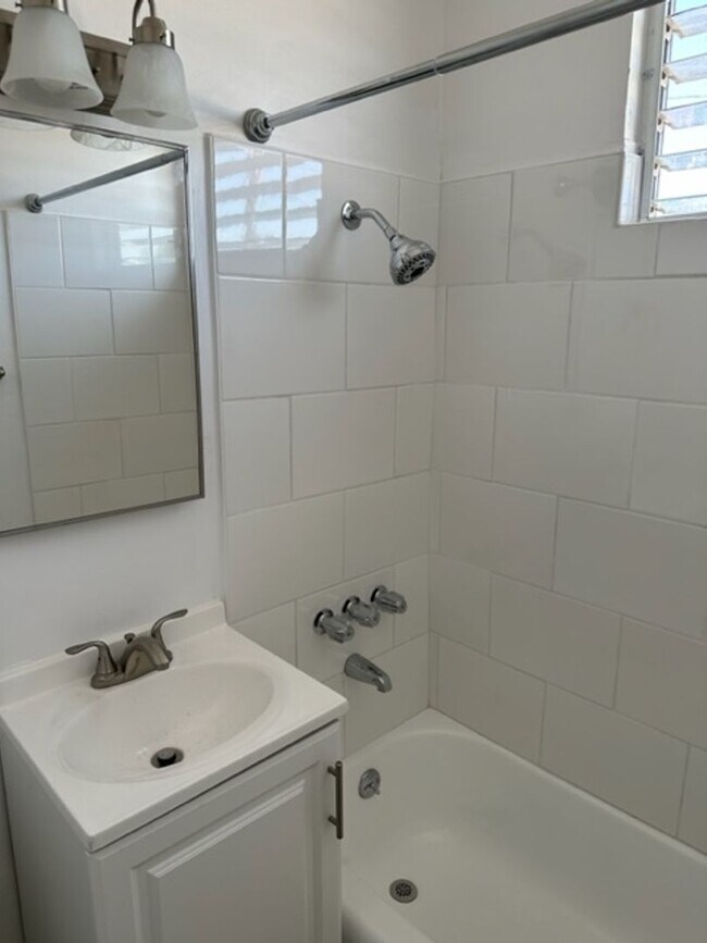 Building Photo - CHARMING 1 BEDROOM 1 BATH IN LONG BEACH