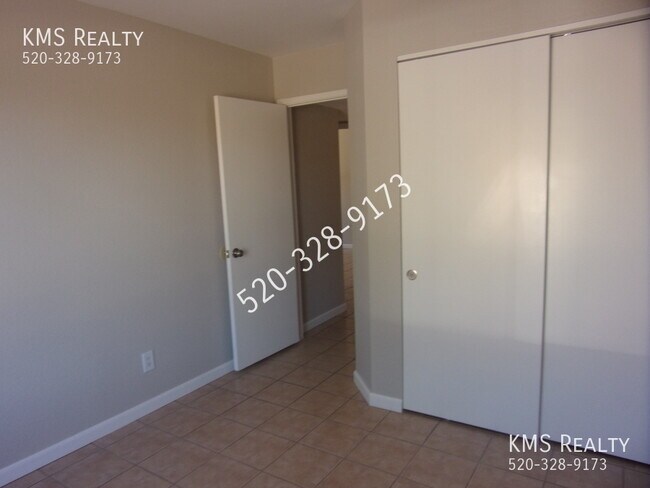 Building Photo - 3 Bedroom 2 Bath- 10048 E Desert Aire Driv...