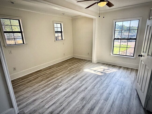 Building Photo - 102 Channel Ln