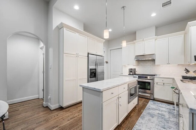 Building Photo - 3022 Maxroy St