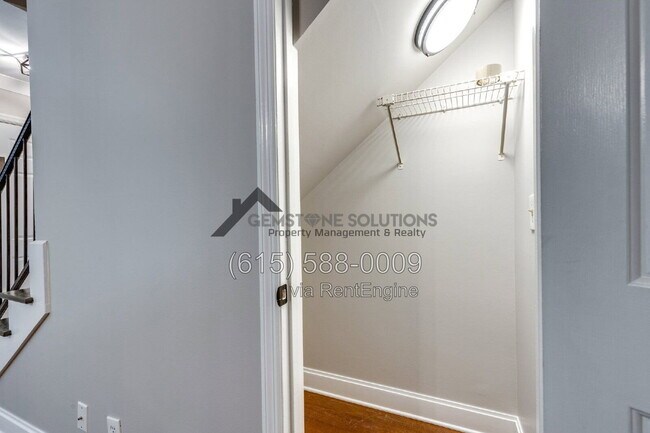 Building Photo - 717 Fox Ridge Dr