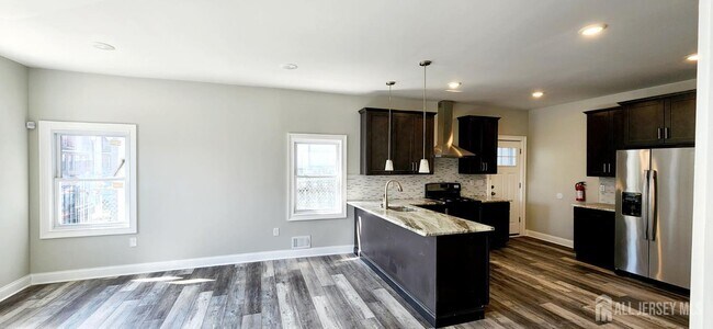 Building Photo - 493 Washington St