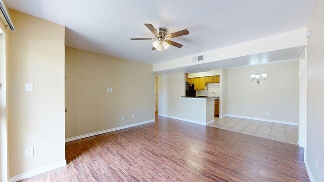 Building Photo - 904 University Oaks Blvd