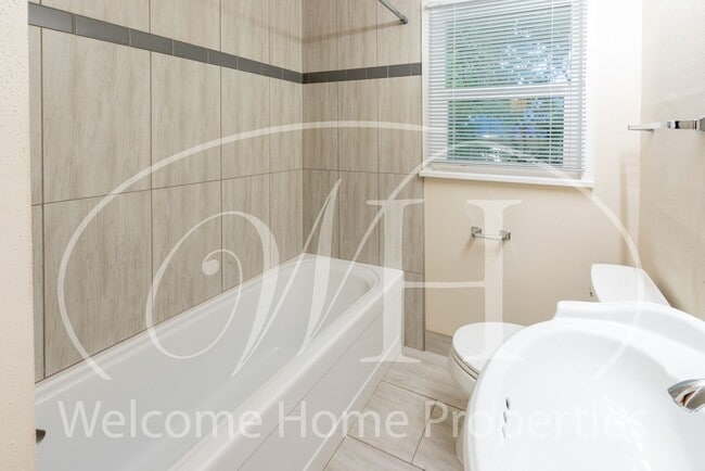 Building Photo - Remodeled Single-Family Home Close to Whit...