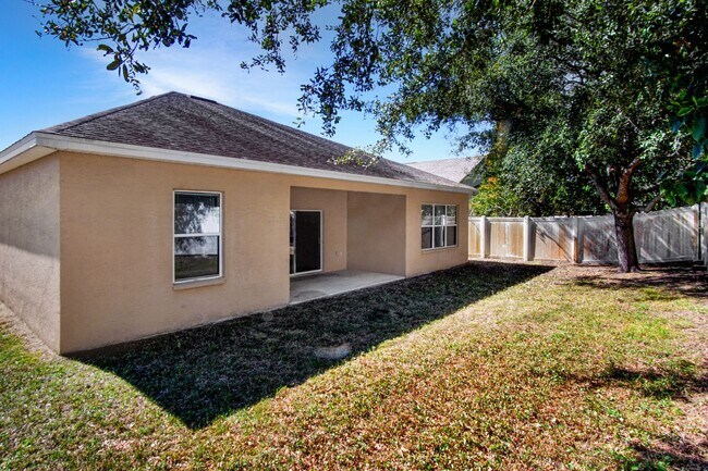 Building Photo - Move-In Ready Home with Open Layout and Op...