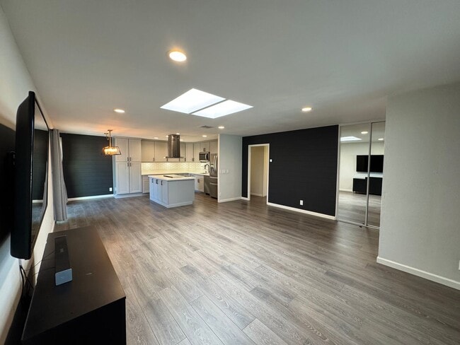 Building Photo - Beautiful Modern 3BD/2BA Home with AC & Pr...