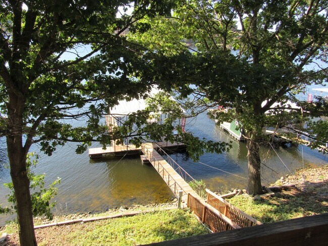 Building Photo - Lakefront house with Cove Protection